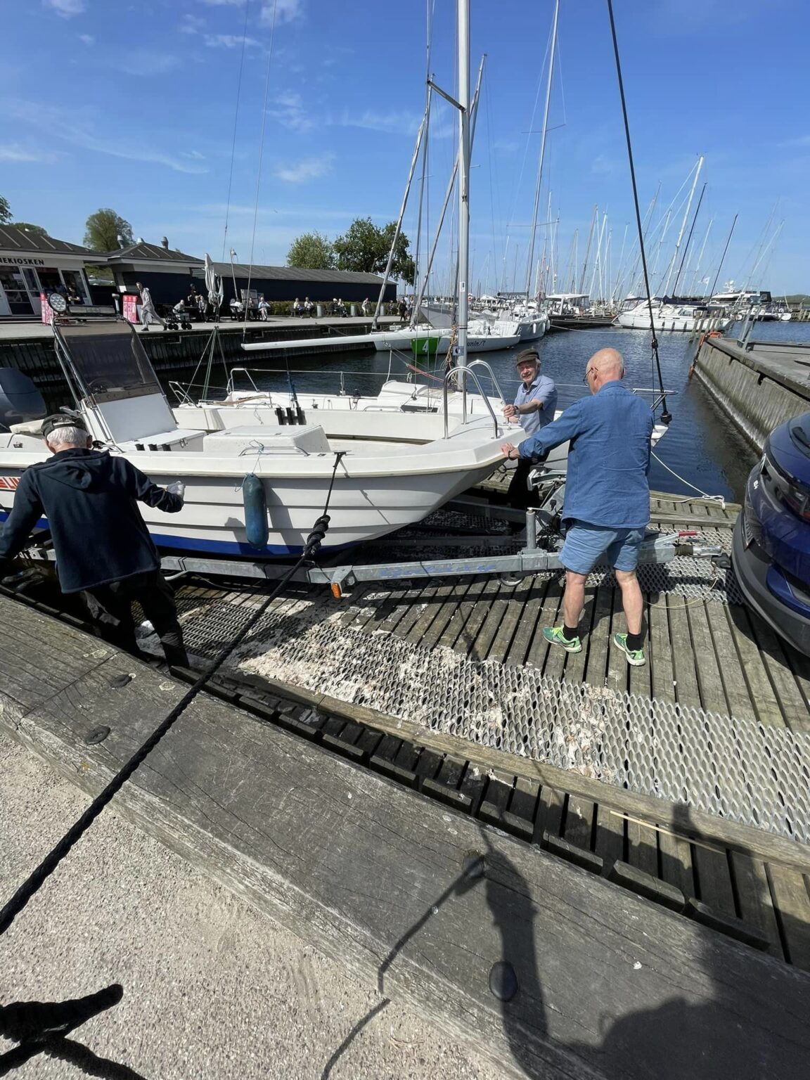 Fjordhavens nye båd sættes i vandet